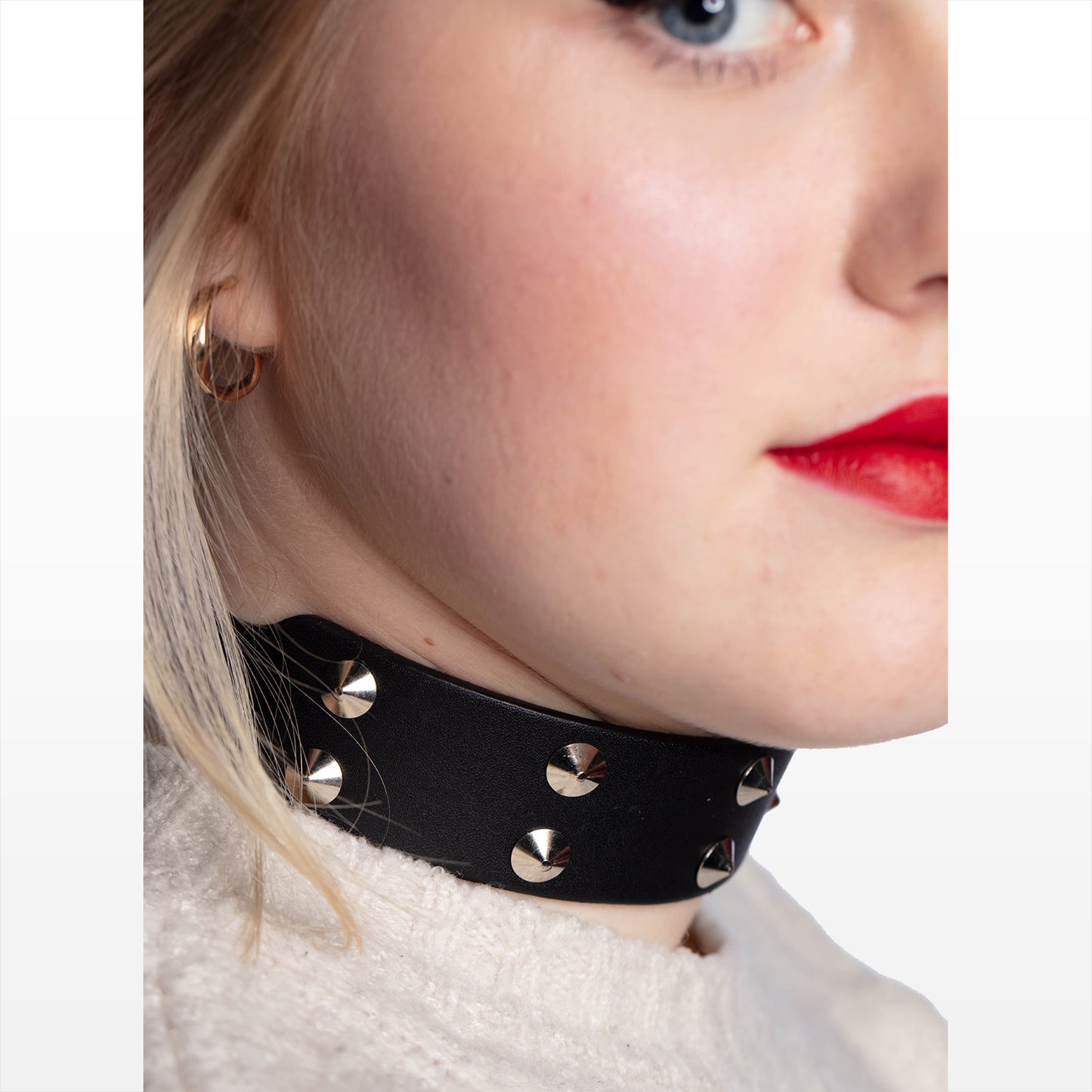 Schwarzes, breites Halsband Vegan Choker Wide Cones Flat mit silberfarbenden, zweireihigen Flachnieten