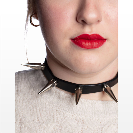 Schwarzes Halsband Vegan Choker Hexagonal XXL Spikes mit silberfarbenden, langen Spitznieten