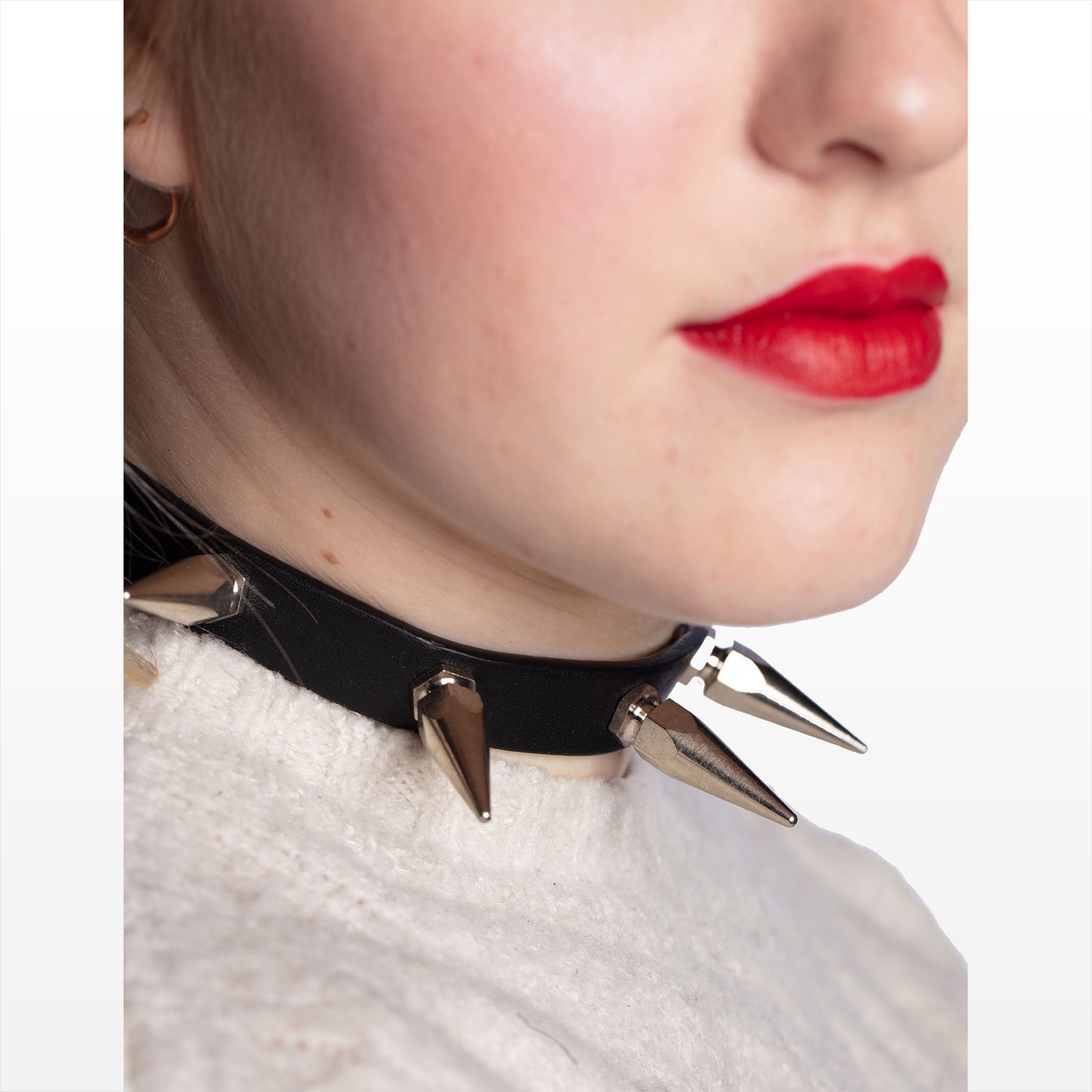 Schwarzes Halsband Vegan Choker Hexagonal XXL Spikes mit silberfarbenden, langen Spitznieten