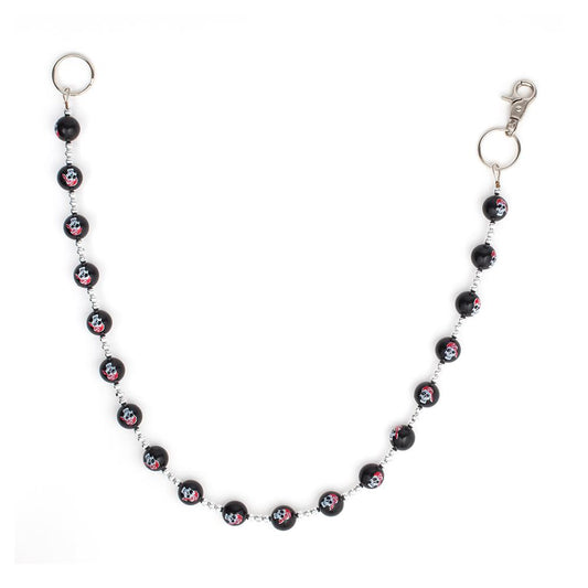 Silberfarbende Geldbeutelkette mit großen, schwarzen Kugeln mit Totenkopfprint im Piratenstil