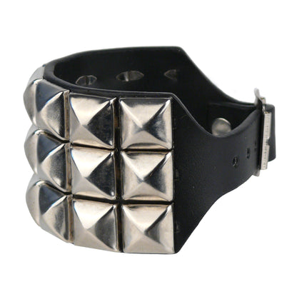 Extrabreites Kunstlederarmband mit dreireihigen Pyramidennieten und größenverstellbarem Schnallenverschluss