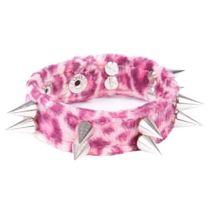 Breites, rosafarbendes Fellarmband Pink mit Leopardenmuster, zweireihigen Killernieten und Druckknopfverschluss von MB Müller