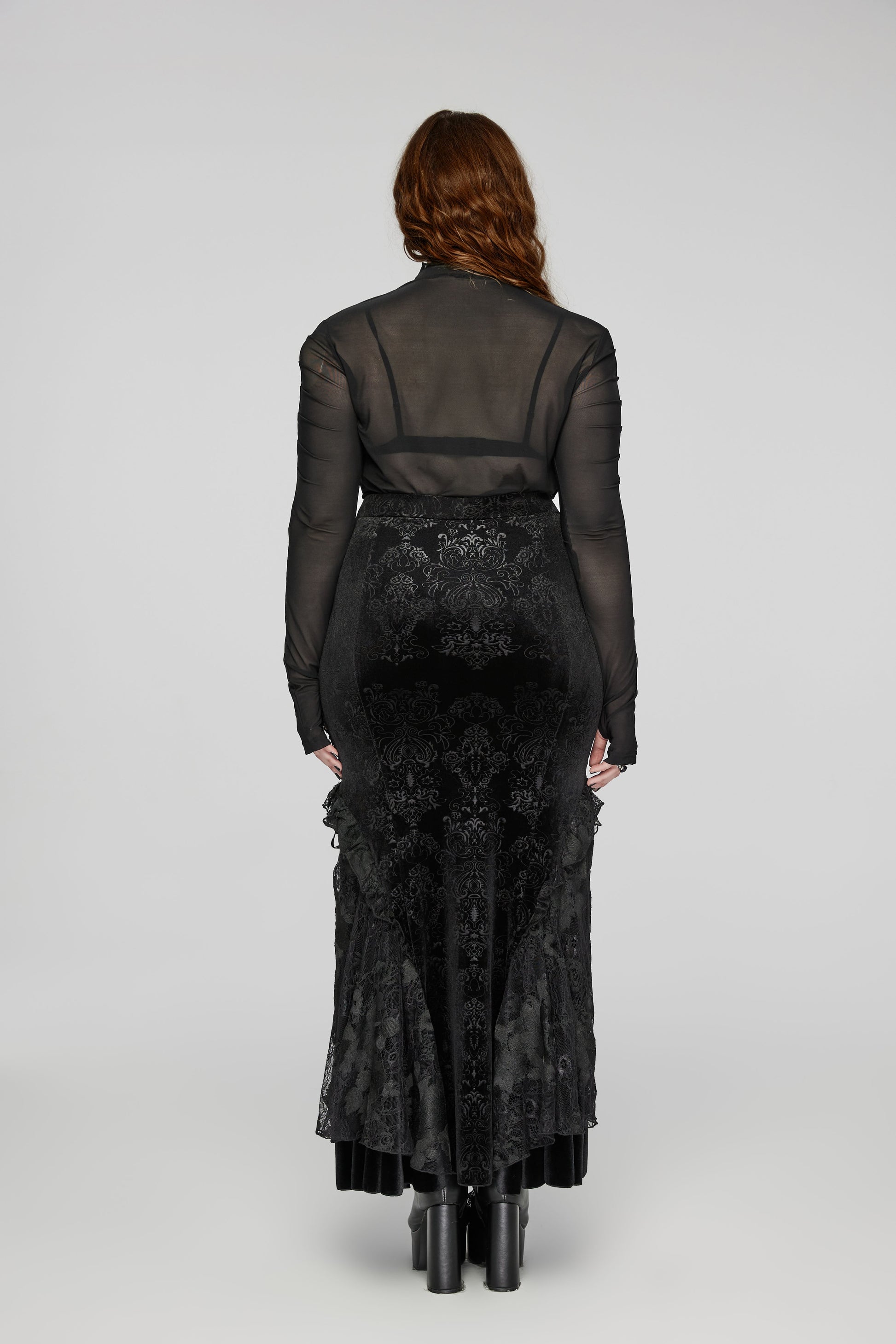 Schwarzer, langer Rock ARCANE EMBOSSED VELVET SKIRT aus Samtstoff mit seitlicher Schnürung von Punk Rave