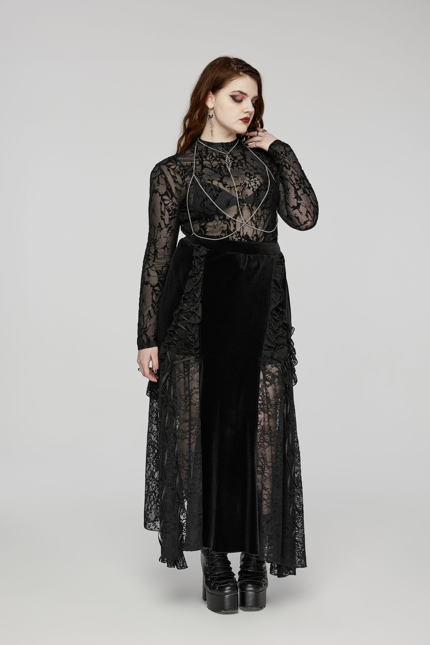 Schwarzer, langer Rock MIDNIGHT MYSTERY SKIRT aus Samtstoff mit seitlicher Schnürung und Spitzendetails von Punk Rave