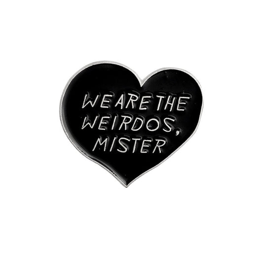 Schwarzer, herzförmiger Emaille-Pin mit der Aufschrift 'We Are The Weirdos Mister'