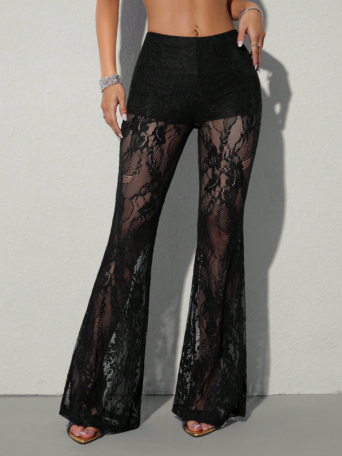 Schwarze Schlaghose Mesh Flower Dentelle Pant aus Spitzenstoff von Moon Attic