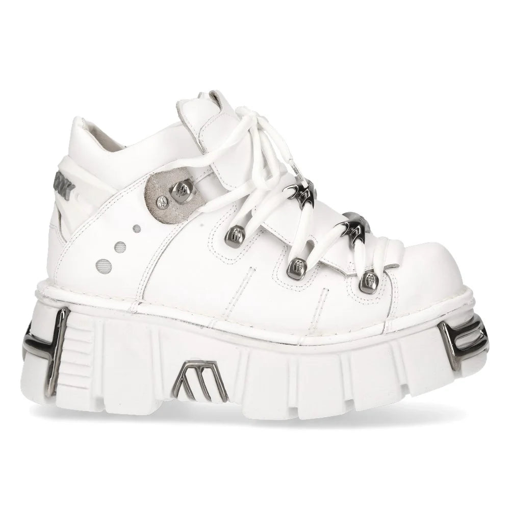Weißer Halbschuh aus Leder ANKLE BOOT METALLIC WHITE mit vielen silberfarbenen Stahlelementen und Plateausohle von NEW ROCK