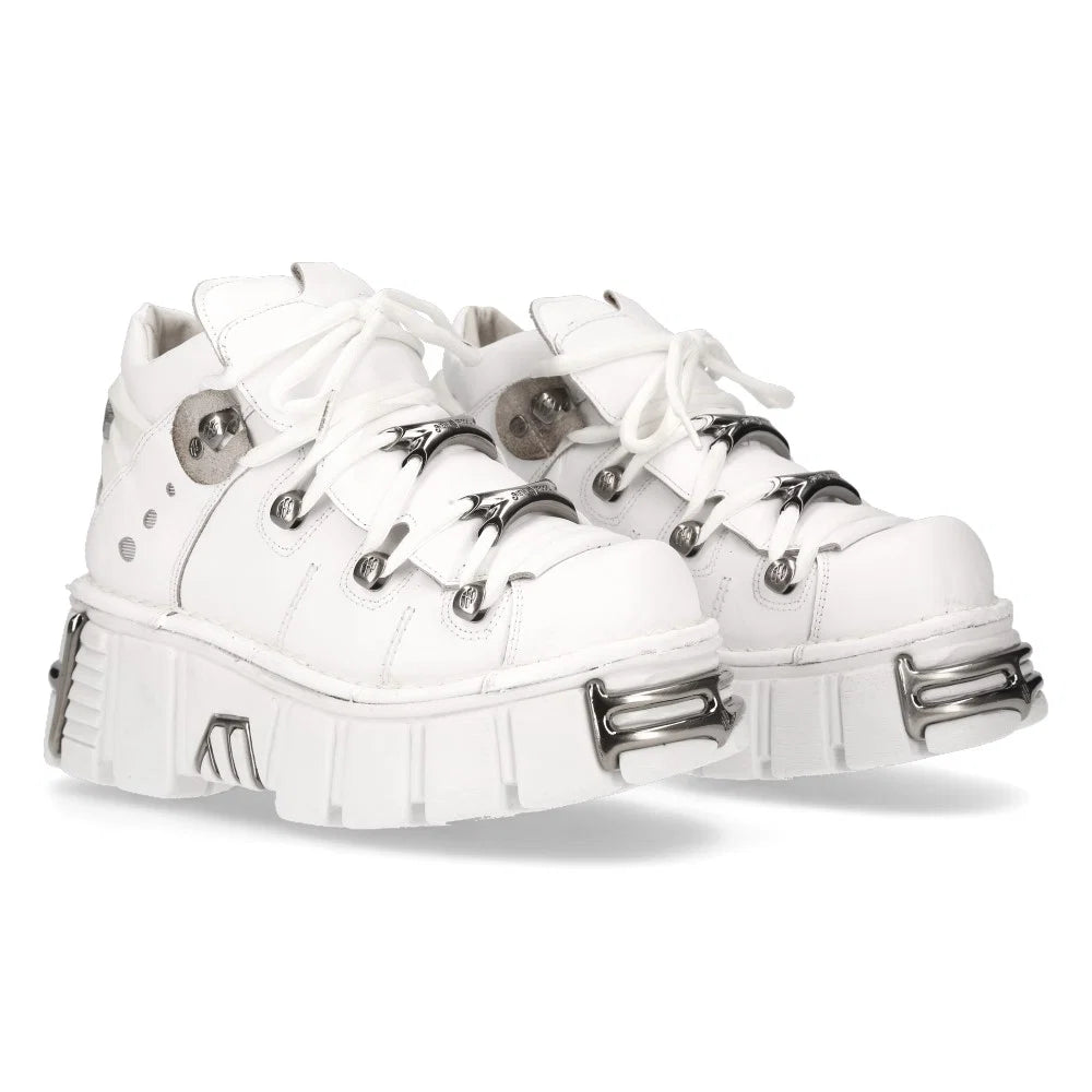 Weißer Halbschuh aus Leder ANKLE BOOT METALLIC WHITE mit vielen silberfarbenen Stahlelementen und Plateausohle von NEW ROCK