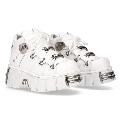Weißer Halbschuh aus Leder ANKLE BOOT METALLIC WHITE mit vielen silberfarbenen Stahlelementen und Plateausohle von NEW ROCK