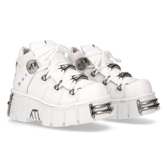 Weißer Halbschuh aus Leder ANKLE BOOT METALLIC WHITE mit vielen silberfarbenen Stahlelementen und Plateausohle von NEW ROCK