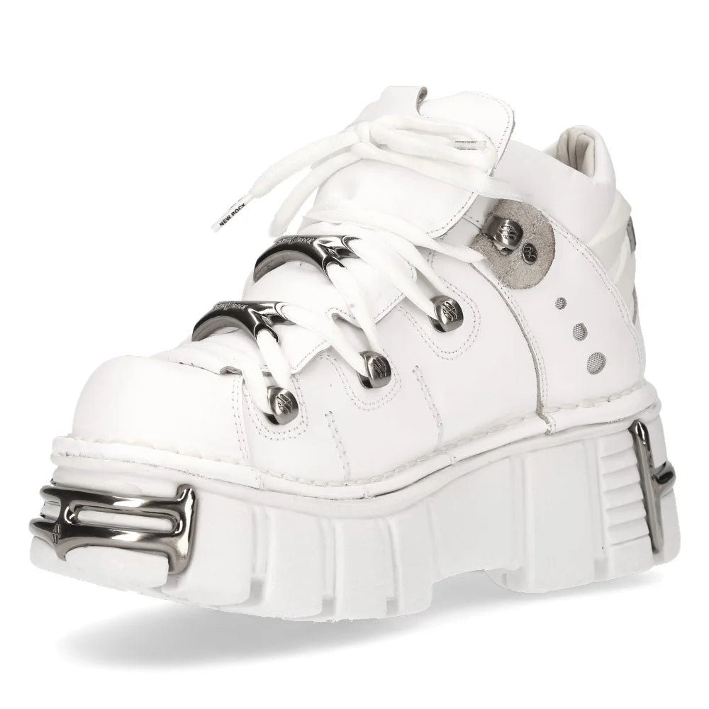 Weißer Halbschuh aus Leder ANKLE BOOT METALLIC WHITE mit vielen silberfarbenen Stahlelementen und Plateausohle von NEW ROCK