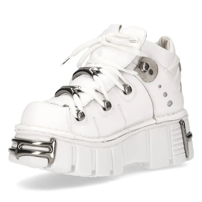 Weißer Halbschuh aus Leder ANKLE BOOT METALLIC WHITE mit vielen silberfarbenen Stahlelementen und Plateausohle von NEW ROCK