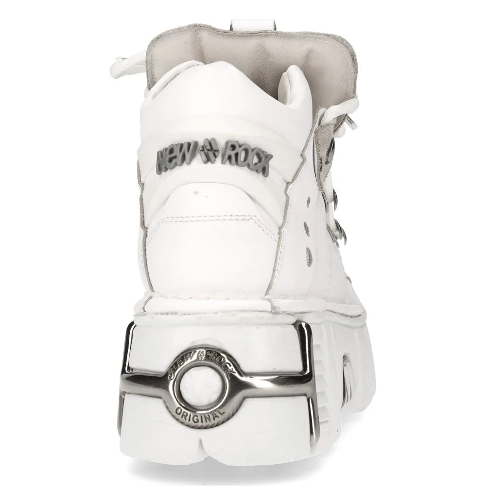 Weißer Halbschuh aus Leder ANKLE BOOT METALLIC WHITE mit vielen silberfarbenen Stahlelementen und Plateausohle von NEW ROCK