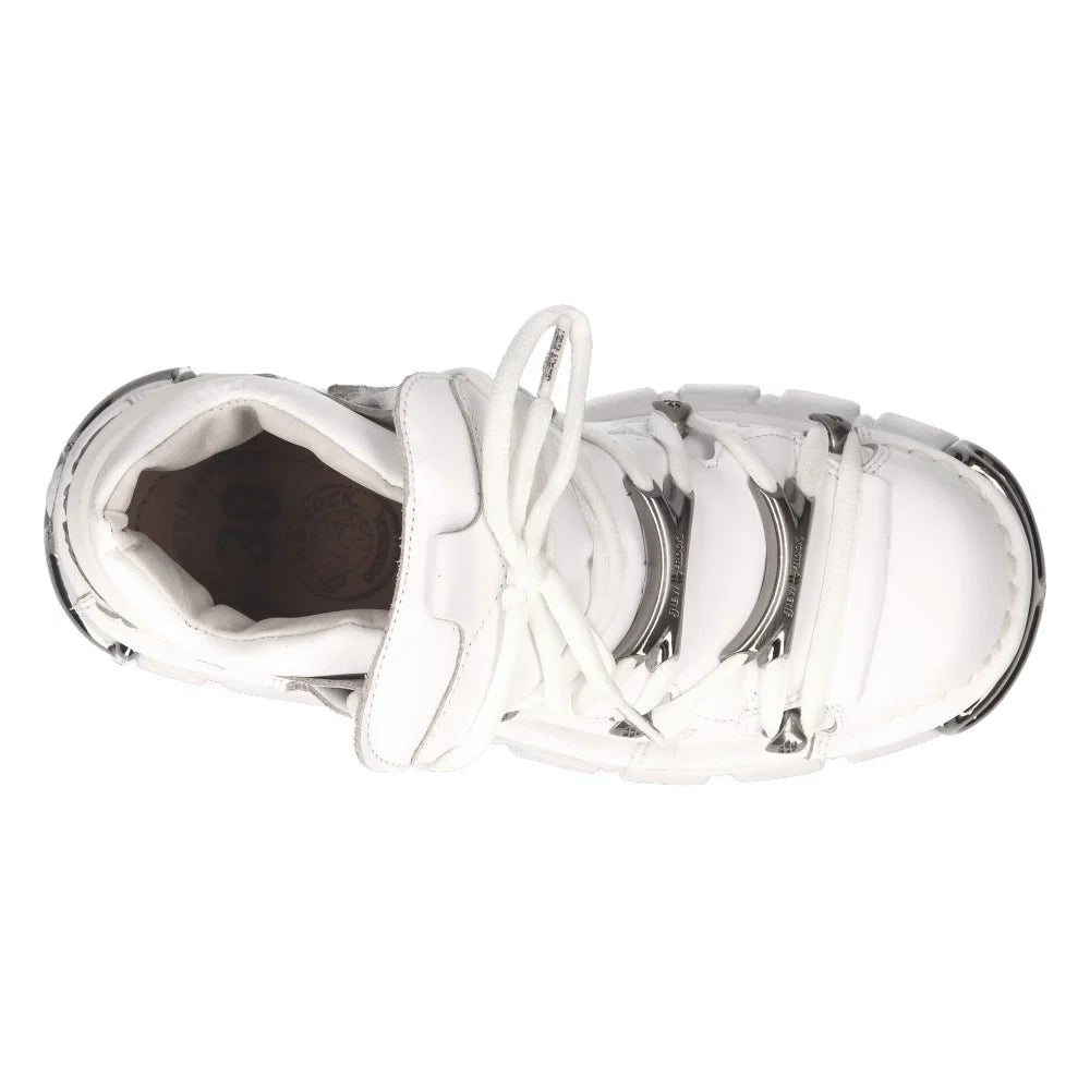 Weißer Halbschuh aus Leder ANKLE BOOT METALLIC WHITE mit vielen silberfarbenen Stahlelementen und Plateausohle von NEW ROCK