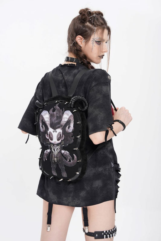 Schwarzer, abgerundeter Rucksack Demon Familiar Backpack im Kawaii-Gothic-Stil mit schwarzem Kunstpelz und grafischem Charakterprint mit Hörnern von Devil Fashion