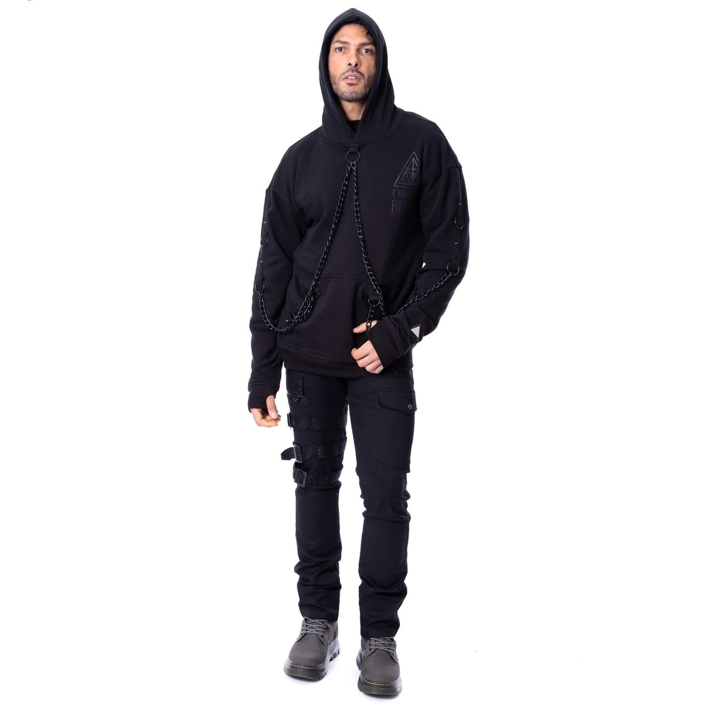 Schwarze Jacke ASH VALE HOOD mit mehreren Kettendetails von Chemical Black