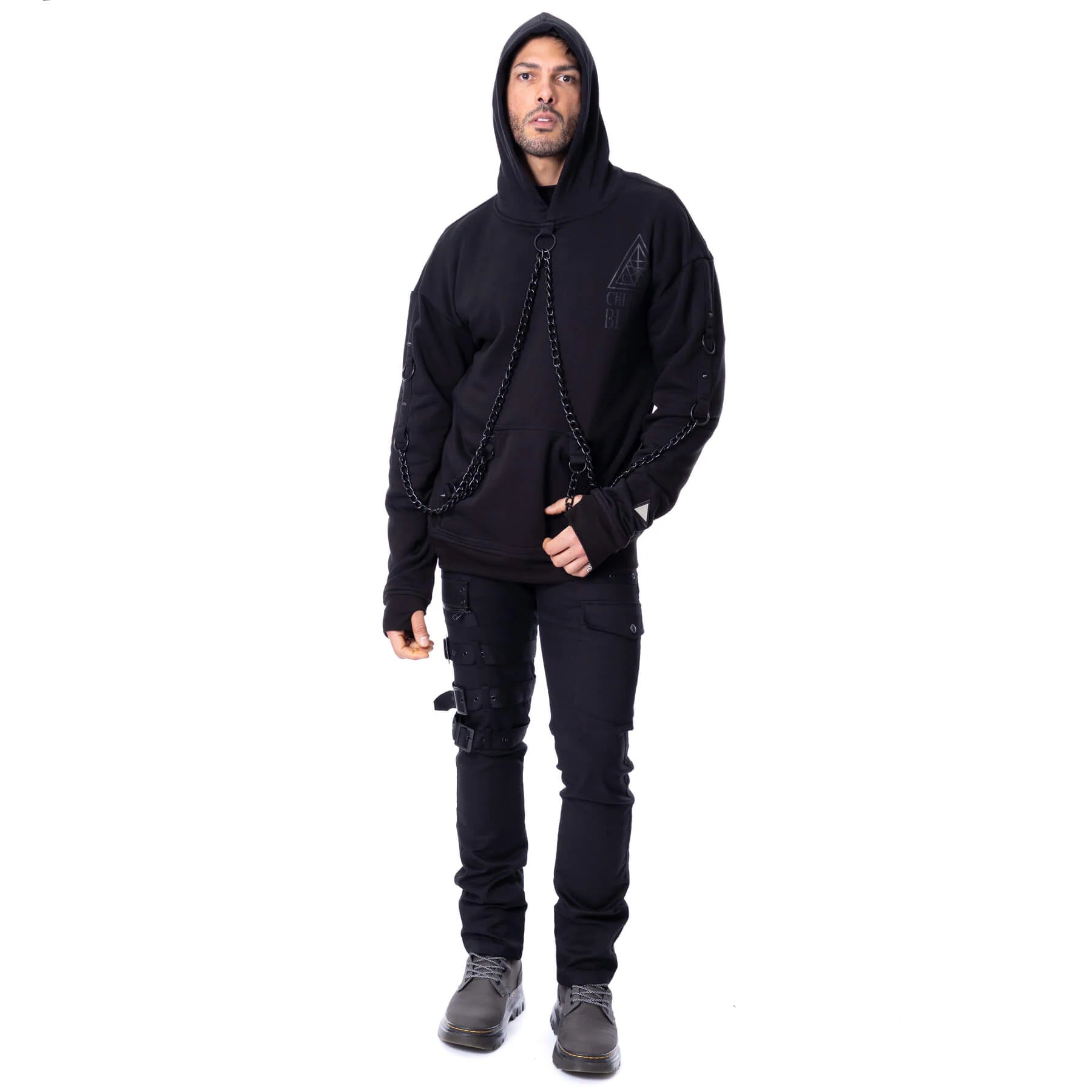 Schwarze Jacke ASH VALE HOOD mit mehreren Kettendetails von Chemical Black