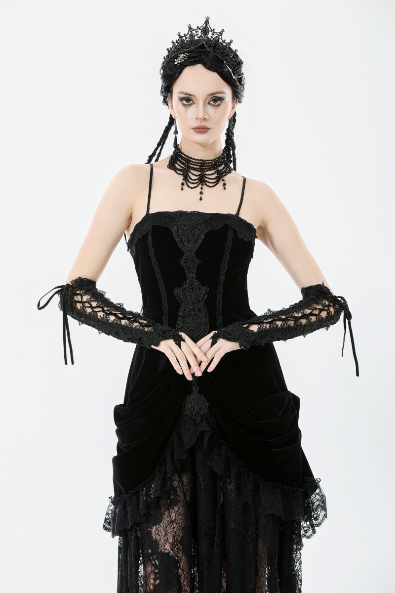 Schwarze Armstulpen Aletheia Lace Gloves aus Samt mit Spitzendetails von Dark In Love