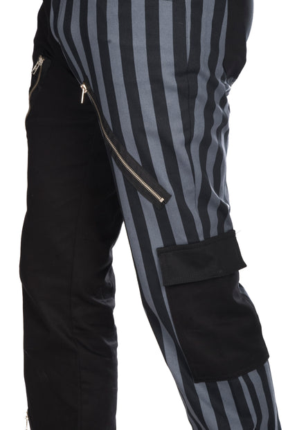 Hose mit einem scharzen Bein und einem schwarz-grau-gestreiften Bein mit Taschen und Reißverschlüssen