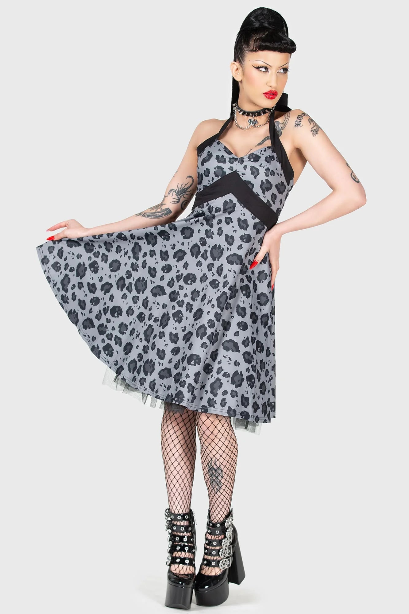 Graues, halblanges Kleid BACKSEAT BINGO SKATER DRESS mit schwarzem Leopardenmuster und integriertem Totenkopfprint von Killstar