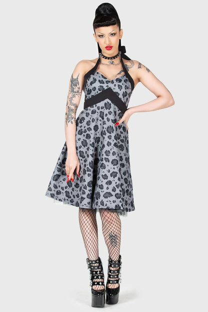 Graues, halblanges Kleid BACKSEAT BINGO SKATER DRESS mit schwarzem Leopardenmuster und integriertem Totenkopfprint von Killstar