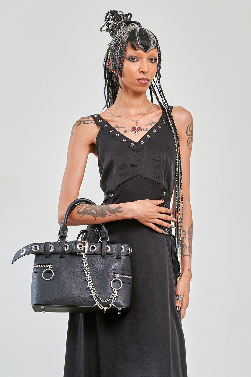 Schwarze Tasche Chain Reaction Bag mit Ösengurt und Zierketten von Banned&nbsp;