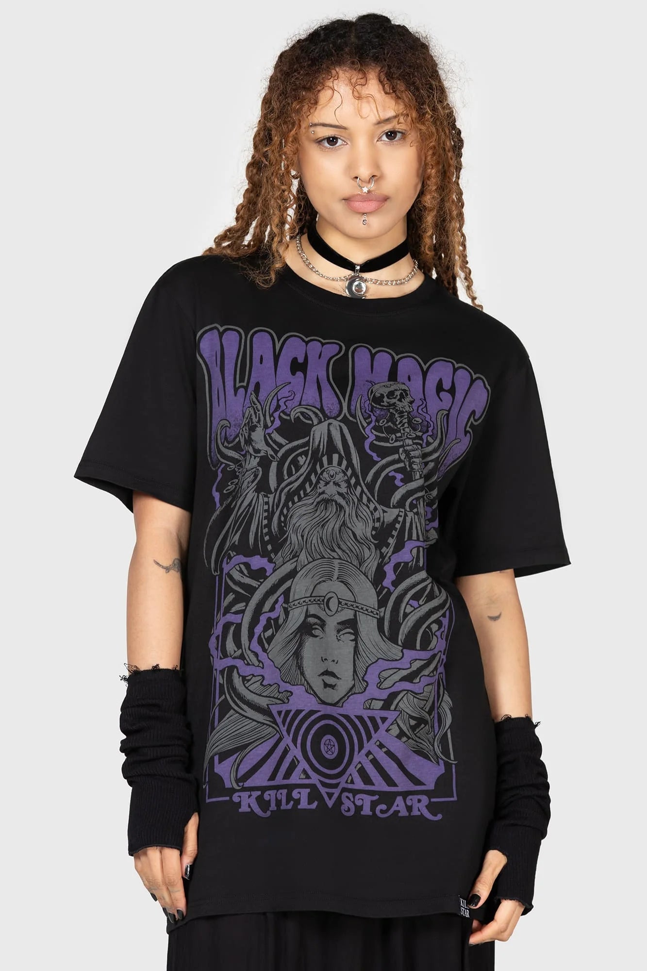 Schwarzes BLAC MAGICK T-SHIRT Killstar mit Frauenprint und vielen Details im lilafarbenden, psychedelischen Design von Killstar