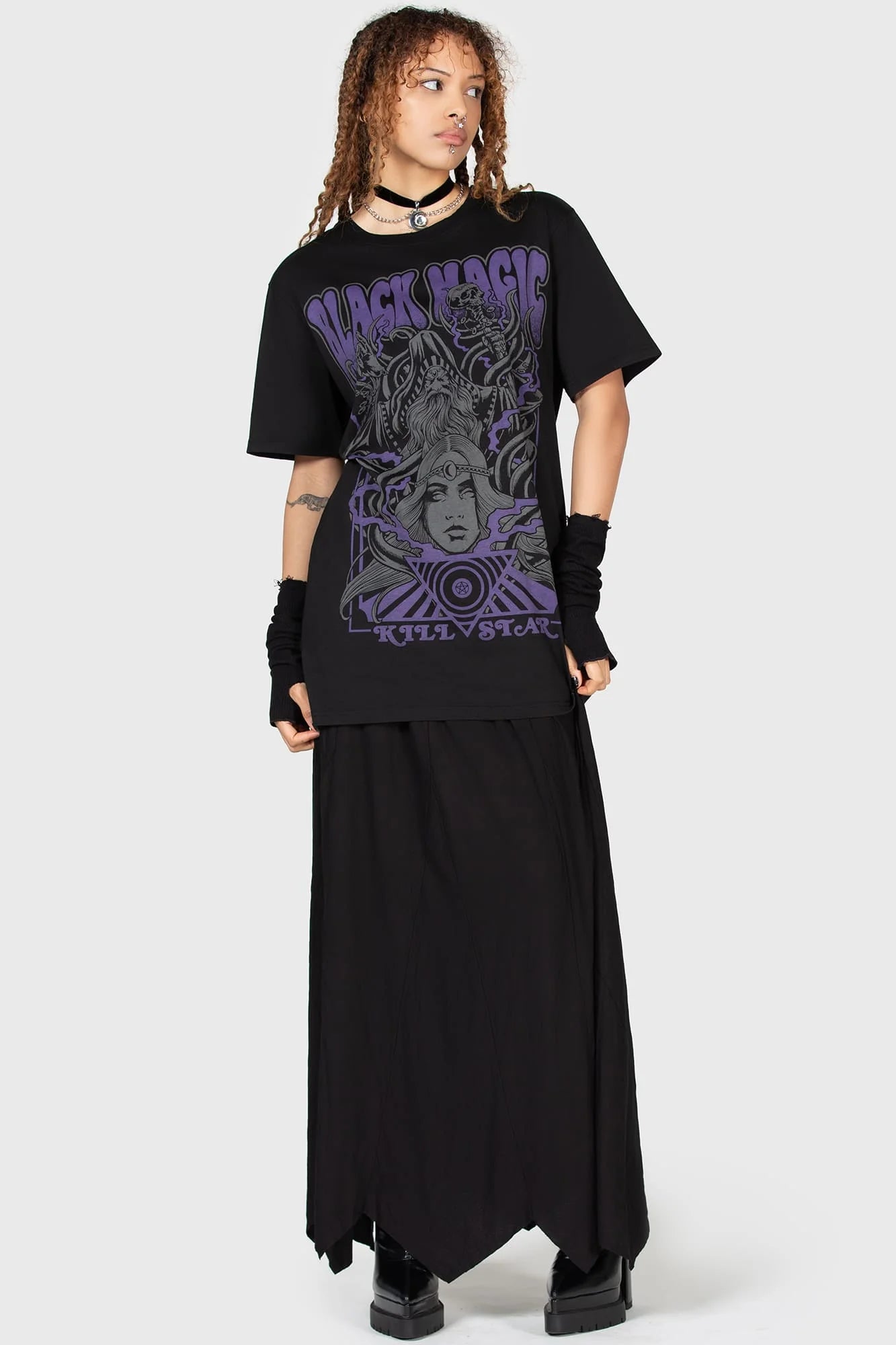 Schwarzes BLAC MAGICK T-SHIRT Killstar mit Frauenprint und vielen Details im lilafarbenden, psychedelischen Design von Killstar