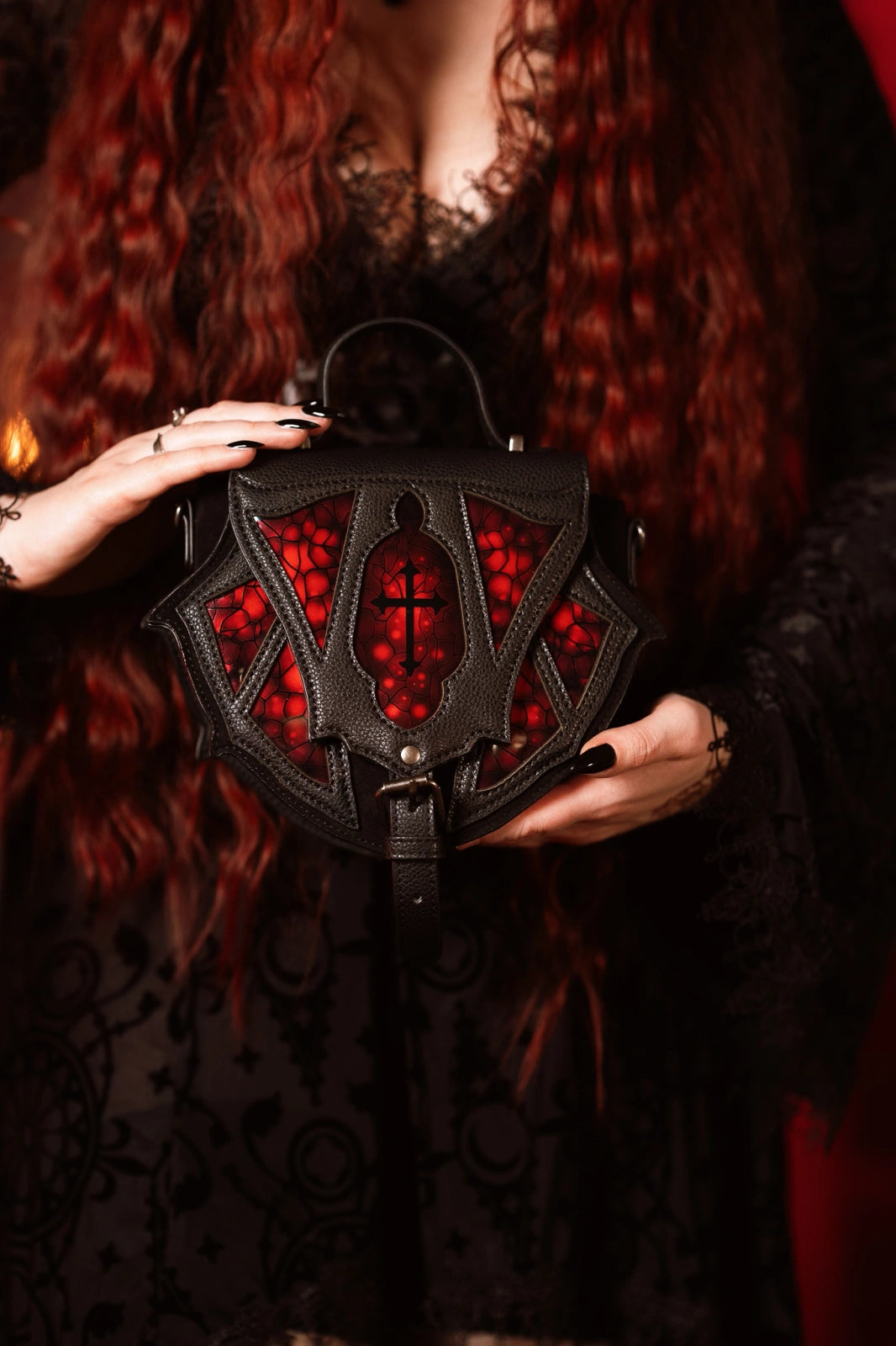 Schwarze Tasche BLOODSPIRE BAG mit Fensterdesign von Restyle