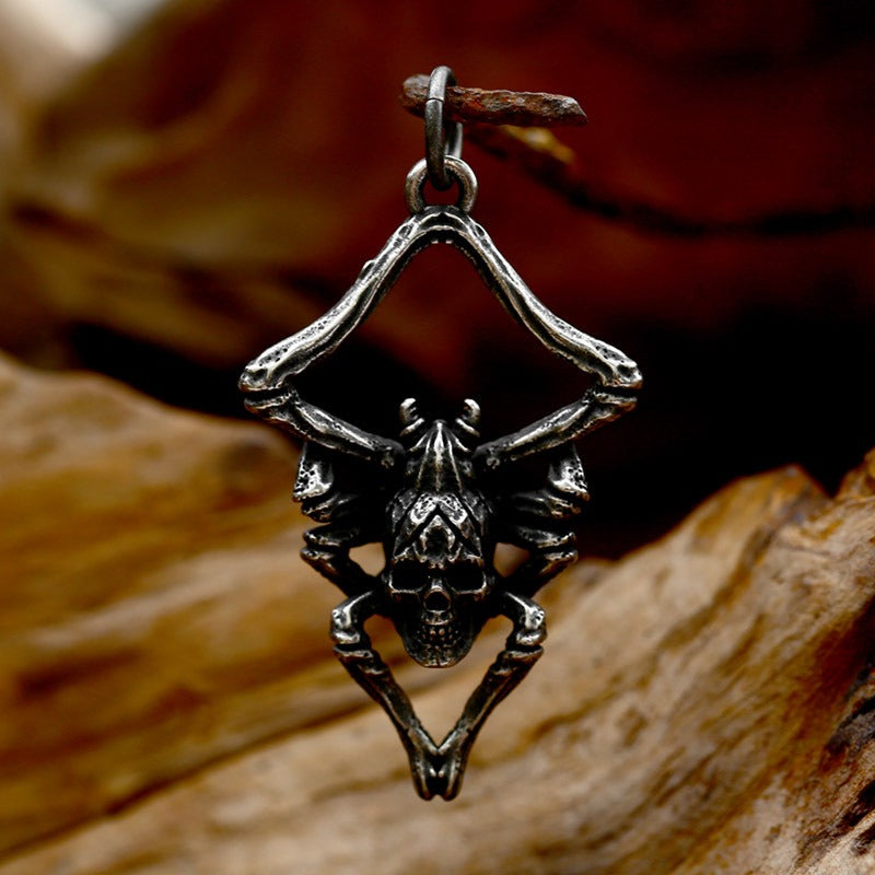 Silberfarbende Halskette SKULL SPIDER NECKLACE mit detailliertem Spinnenanhänger mit Totenkopf von Moon Attic