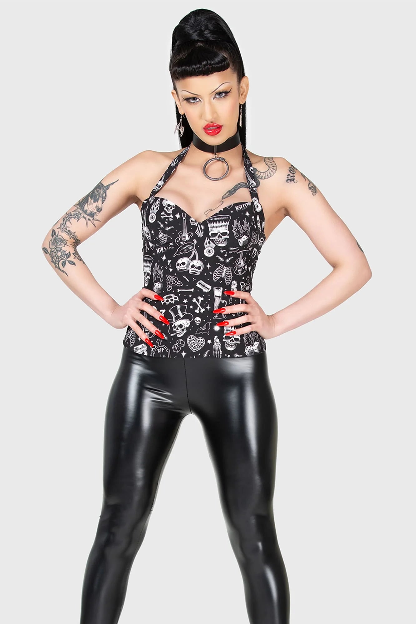 Schwarzes Top BURN RUBBER HALTER TOP mit weißem, kleinen Allover-Print im Rockabilly-Style von Killstar