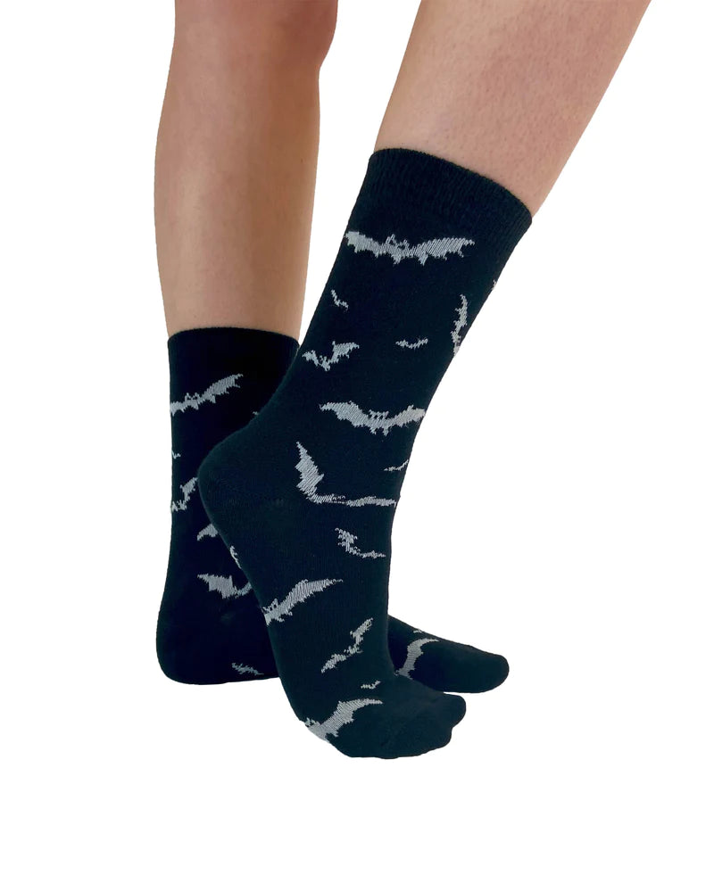 Schwarze Bats Socks mit weißem Fledermaus-Print von Pamela Mann