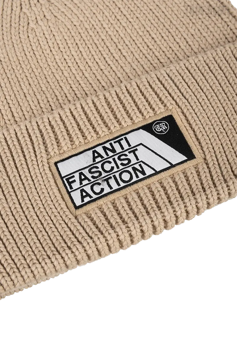 Beige Beanie AFA 2.0 Sand mit Anti Fascist Action Schriftzug von True Rebel