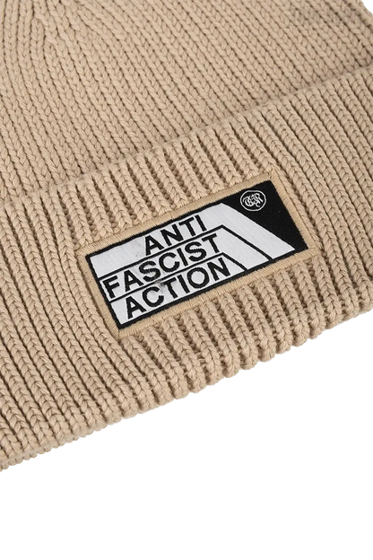 Beige Beanie AFA 2.0 Sand mit Anti Fascist Action Schriftzug von True Rebel