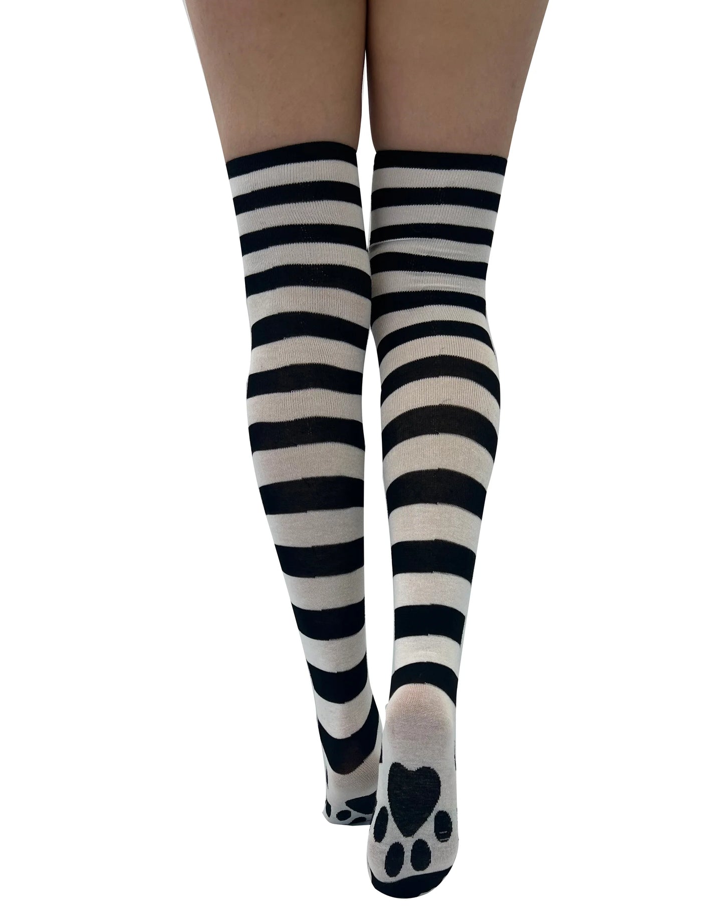 Schwarz-weiß-gestreifte Overknee-Socken Over Knee Striped Paw Print Socks mit einem niedlichen Pfotenabdruck auf der Sohle von Pamela Mann
