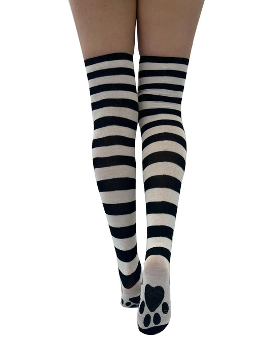 Schwarz-weiß-gestreifte Overknee-Socken Over Knee Striped Paw Print Socks mit einem niedlichen Pfotenabdruck auf der Sohle von Pamela Mann