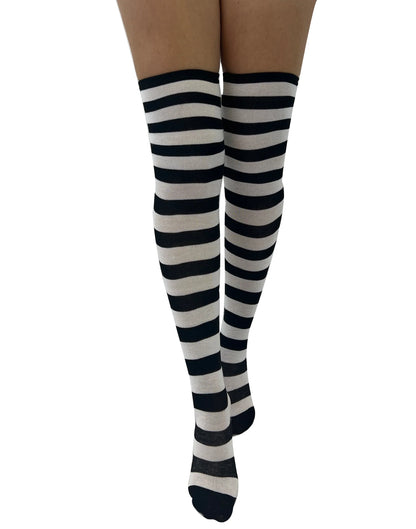 Schwarz-weiß-gestreifte Overknee-Socken Over Knee Striped Paw Print Socks mit einem niedlichen Pfotenabdruck auf der Sohle von Pamela Mann