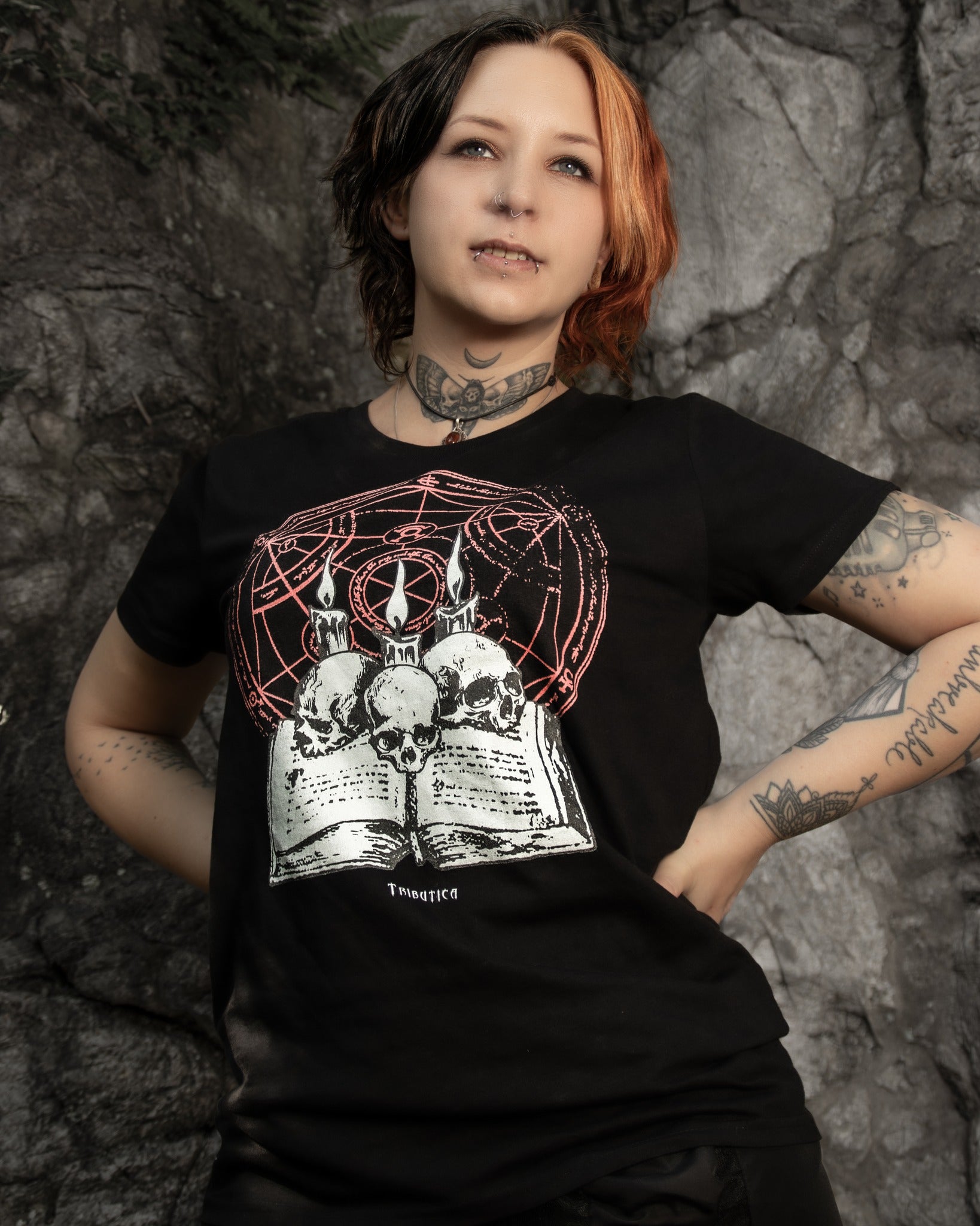 Schwarzes Oberteil Book Of Memories Shirt mit Totenkopfprint und roten Akzenten von Tributica