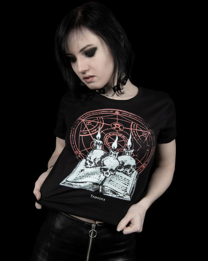Schwarzes Oberteil Book Of Memories Shirt mit Totenkopfprint und roten Akzenten von Tributica
