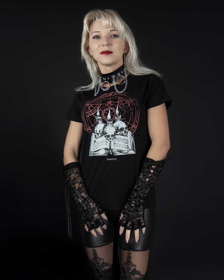 Schwarzes Oberteil Book Of Memories Shirt mit Totenkopfprint und roten Akzenten von Tributica