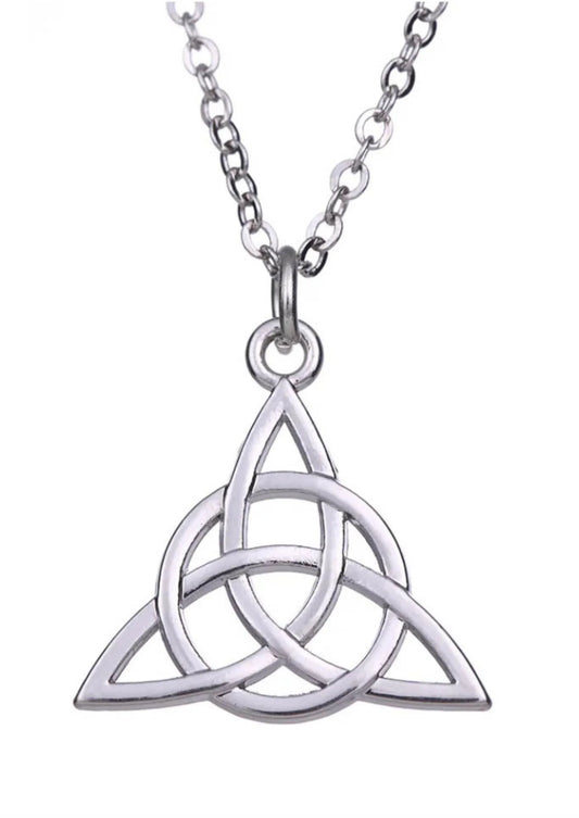 Silberfarbende Celtic Knot Kette mit keltischem Knoten-Anhänger von EASURE