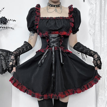 Schwarzes, kurzärmliges Kleid RED MAID DRESS mit roten Akzenten und Raffungen von Moon Attic