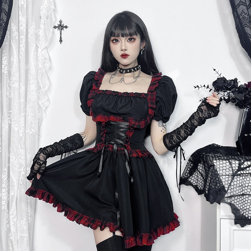 Schwarzes, kurzärmliges Kleid RED MAID DRESS mit roten Akzenten und Raffungen von Moon Attic