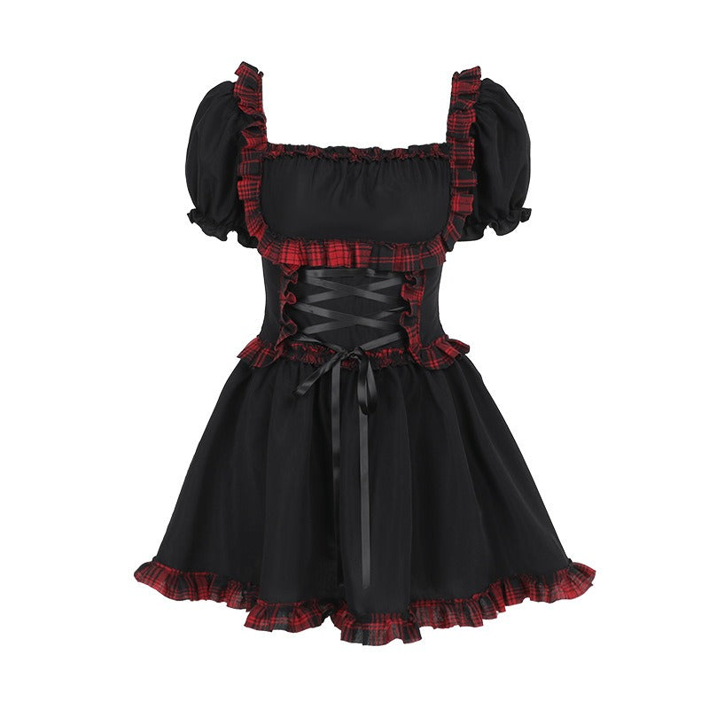 Schwarzes, kurzärmliges Kleid RED MAID DRESS mit roten Akzenten und Raffungen von Moon Attic