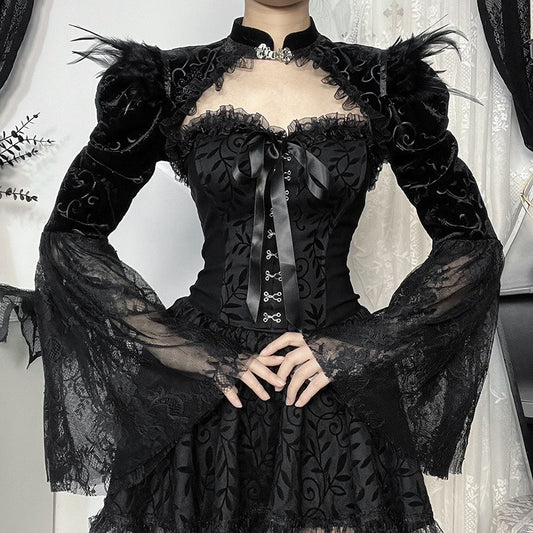 Schwarzes Samtoberteil VELVET FEATHER BOLERO mit weiten Spitzenärmeln und Federdetails auf den Schultern von Moon Attic