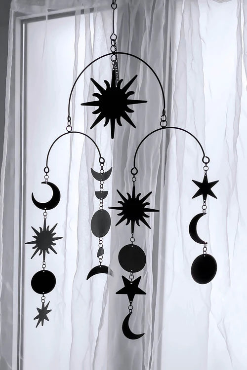 Schwarzes, bewegliches Windspiel COSMICAL HANGING MOBILEE mit Sonnen, Monden und Sternen von Killstar