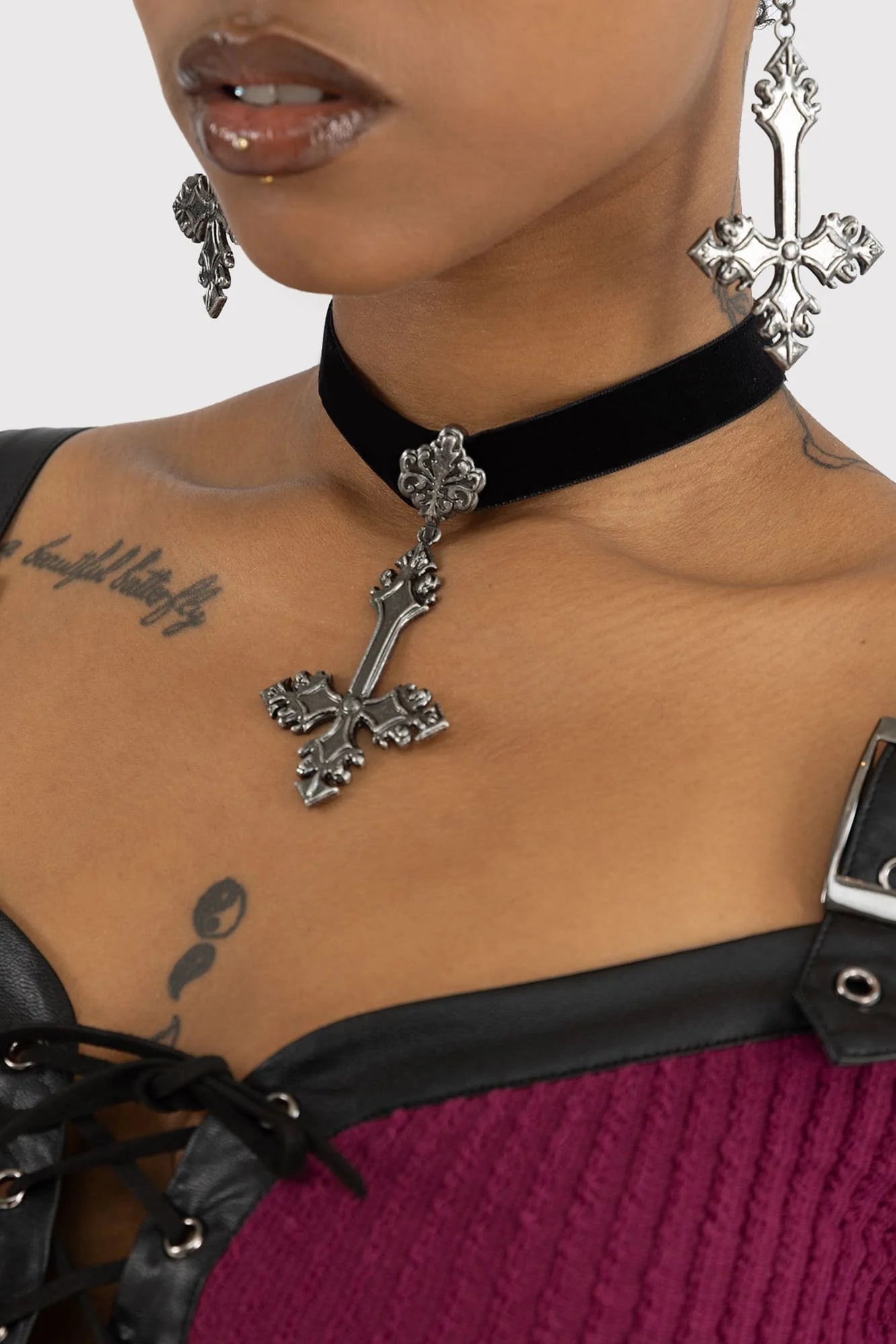 Schwarzes Halsband CROSSED FATES CHOKER aus weichem Samt mit Kreuzanhänger von Killstar