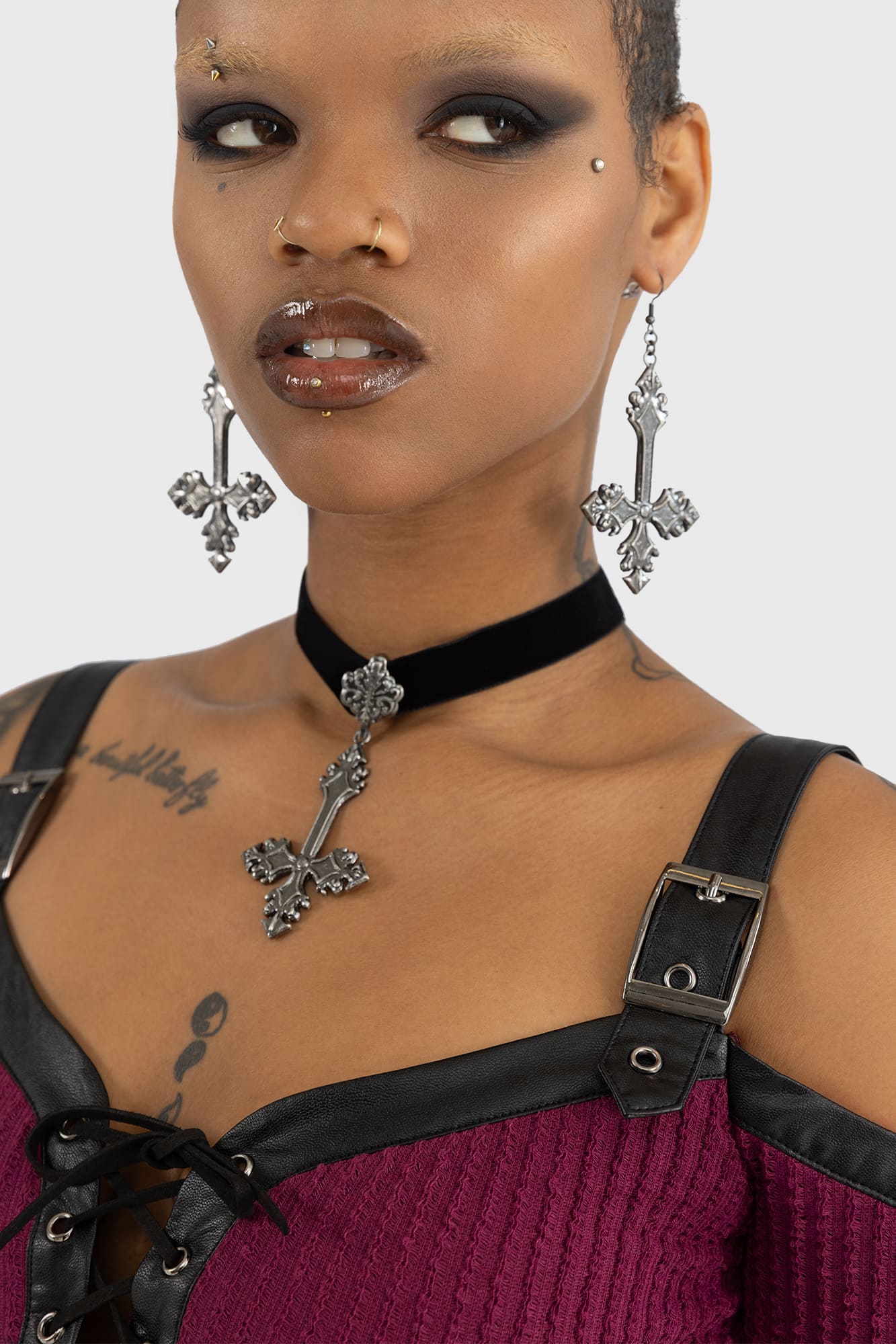 Schwarzes Halsband CROSSED FATES CHOKER aus weichem Samt mit Kreuzanhänger von Killstar