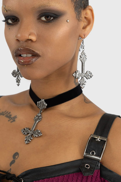 Silberfarbende Ohrringe CROSSED FATES EARRINGS im großen Kreuz-Design von Killstar