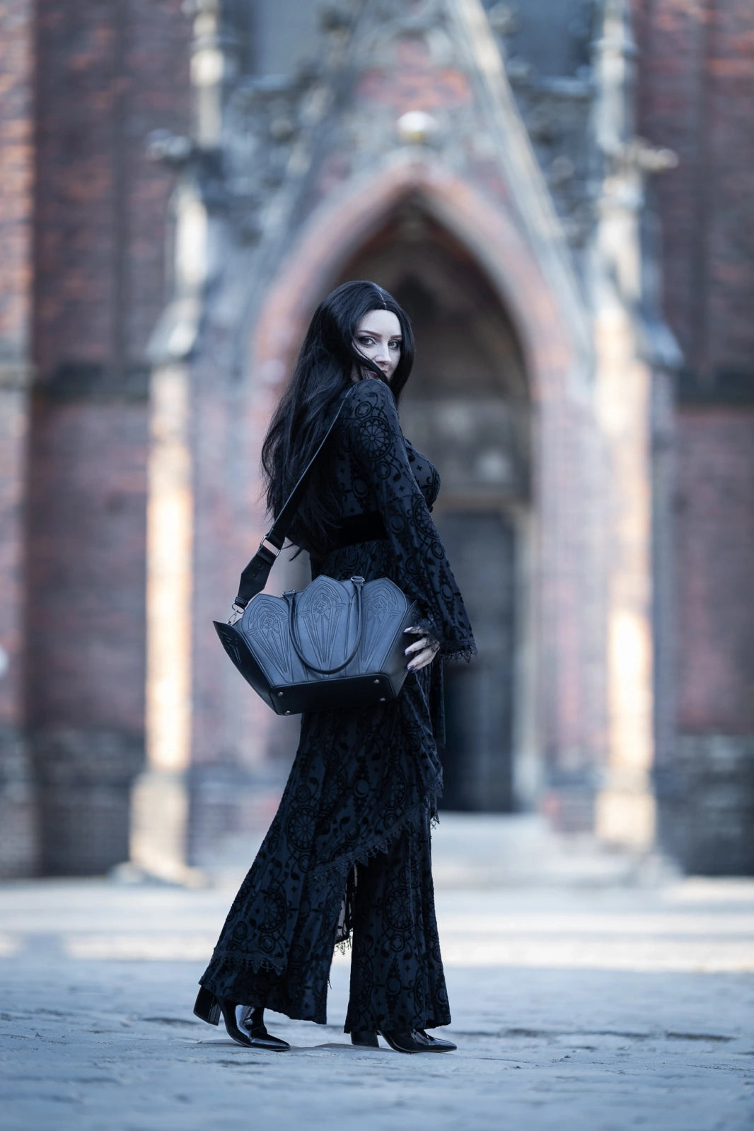 Schwarze Tasche CRUCIS UMBRA BAG mit Fensterdesign von Restyle